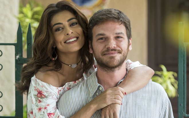 Juliana Paes abraça Emilio Dantas em foto promocional de A Força do Querer