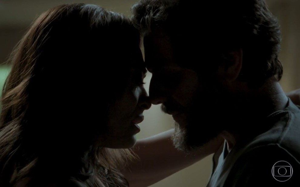 Bibi (Juliana Paes) e Caio (Rodrigo Lombardi) com os rostos próximos em cena de A Força do Querer