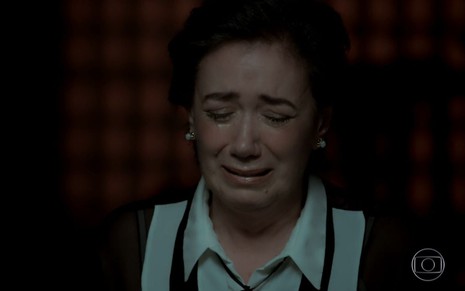 Silvana (Lilia Cabral) chora presa no cassino clandestino em cena de  A Força do Querer