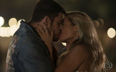 Zeca (Marco Pigossi) beija Jeiza (Paolla Oliveira) em cena de A Força do Querer
