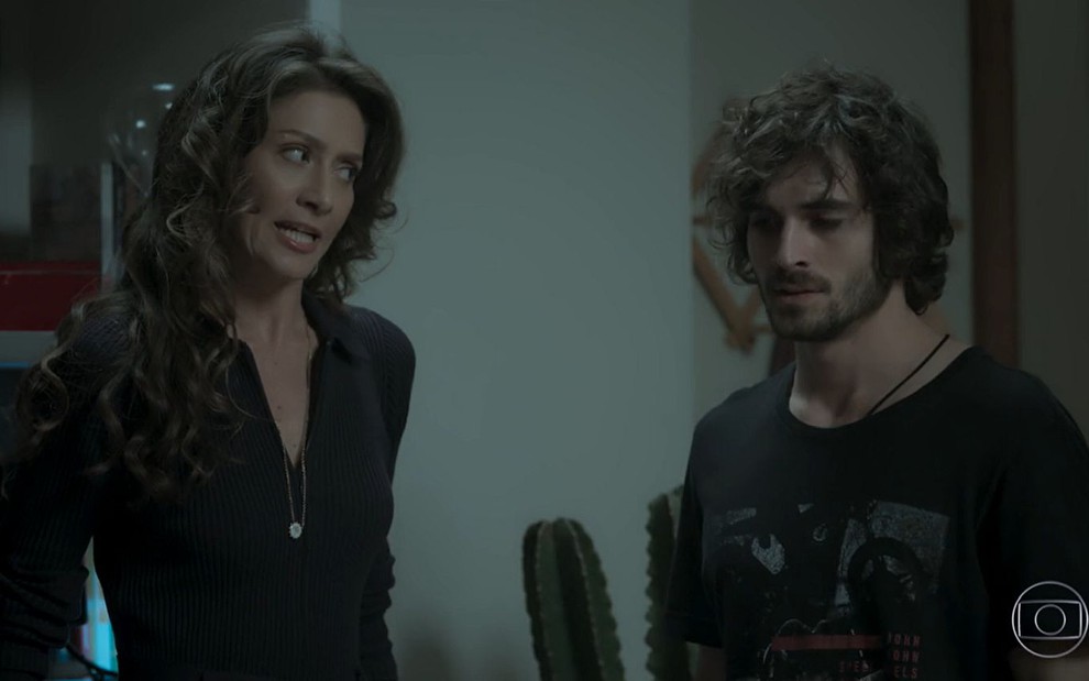Joyce (Maria Fernanda Cândido) falando, nervosa, ao lado de Ruy (Fiuk) com cara de tonto em A Força do Querer