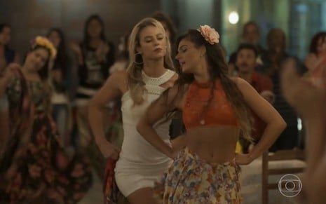 Jeiza (Paolla Oliveira) e Ritinha (Isis Valverde) dançam carimbó em A Força do Querer