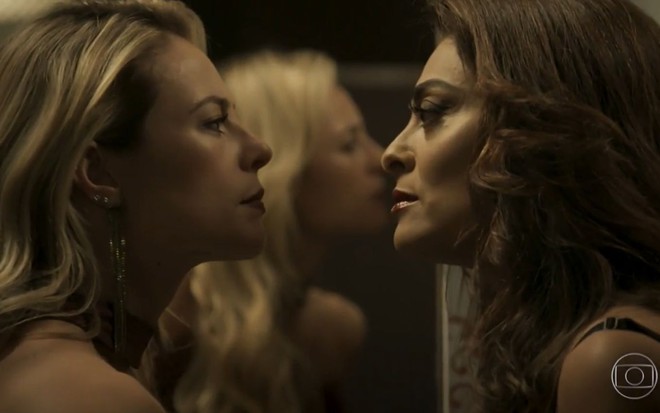 Jeiza (Paolla Oliveira) e Bibi (Juliana Paes) se encaram em cena de A Força do Querer