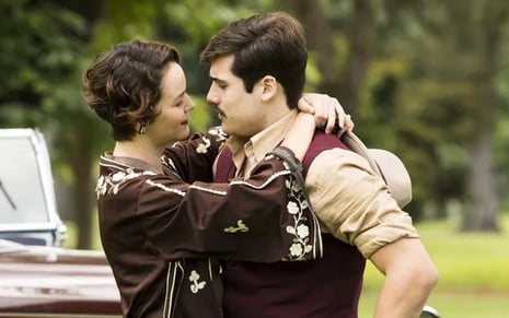 Adelaide (Joana de Verona) e Alfredo (Nicolas Prattes) se beijam em cena de Éramos Seis, da Globo