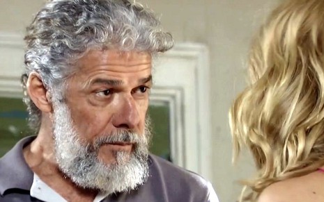 Pereirinha (José Mayer) confronta Teodora (Carolina Dieckmann) em cena de Fina Estampa