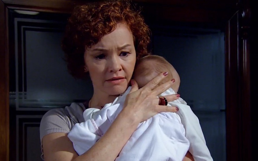 Esther (Julia Lemmertz) com um bebê no colo em cena de Fina Estampa