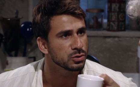 Enzo (Julio Rocha) conversa com Pereirinha (José Mayer) em cena de Fina Estampa