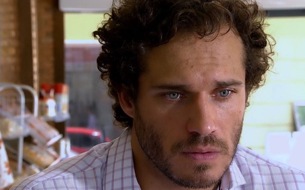 O ator Paulo Rocha faz uma expressão desolada em cena como o personagem Guaracy na novela Fina Estampa
