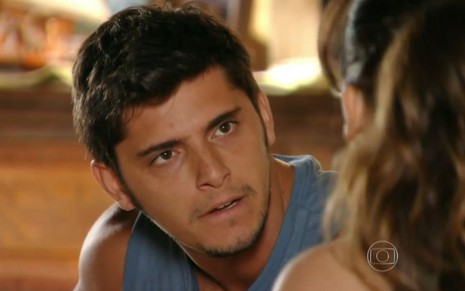 Juliano (Bruno Gissoni) conversa sério com Natália (Daniela Escobar) em cena de Flor do Caribe, novela das seis