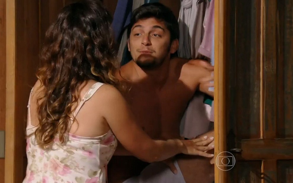 Juliano (Bruno Gissoni) se esconde no guarda-roupa de Natália (Daniela Escobar) em cena de Flor do Caribe