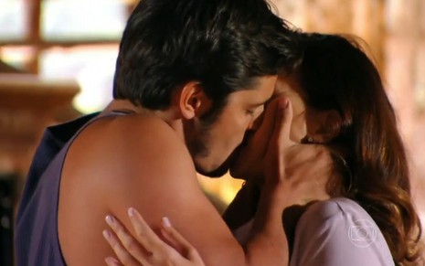 Juliano (Bruno Gissoni) beija Natália (Daniela Escobar) em cena de Flor do Caribe, novela das seis