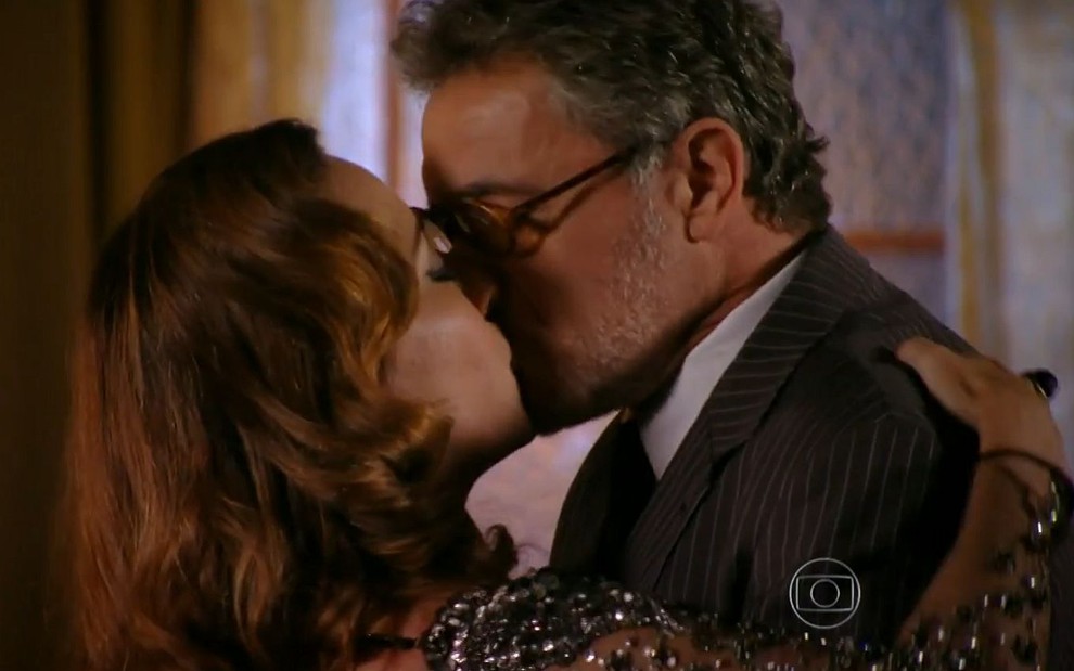 Guiomar (Claudia Netto) e Duque (Jean Pierre Noher) se beijam em cena de Flor do Caribe