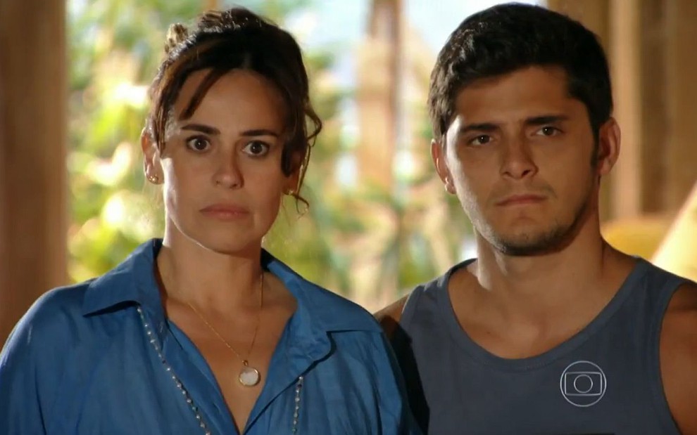 Natália (Daniela Escobar) e Juliano (Bruno Gissoni) assustados em cena de Flor do Caribe
