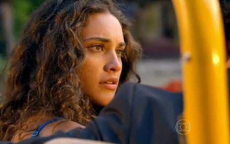 Taís (Débora Nascimento) com expressão tensa em cena de Flor do Caribe