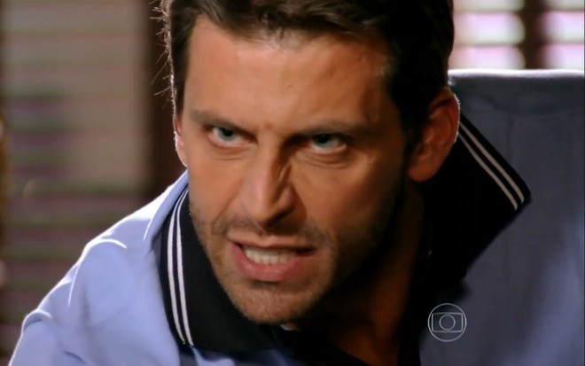 Cassiano (Henri Castelli) range os dentes em cena de Flor do Caribe