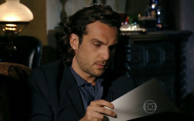 Alberto (Igor Rickli) com um papel na mão em cena de Flor do Caribe