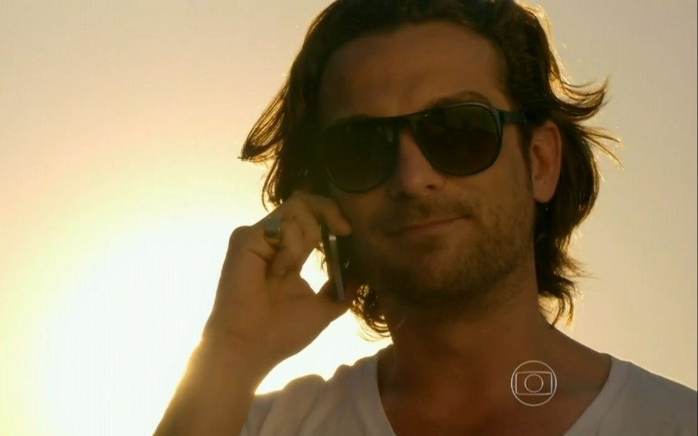 Alberto (Igor Rickli) fala ao telefone com óculos escuros em cena de Flor do Caribe