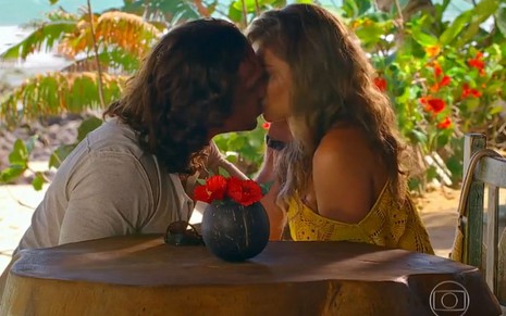 Alberto (Igor Rickli) e Ester (Grazi Massafera) se beijam em cena de Flor do Caribe