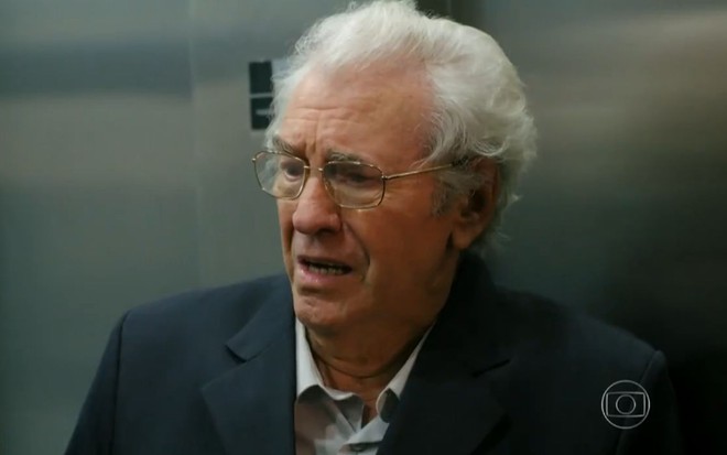 Samuel (Juca de Oliveira) apavorado em cena de Flor do Caribe