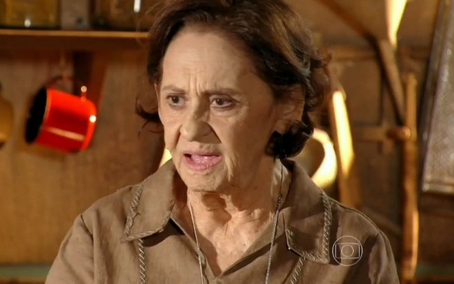 Veridiana (Laura Cardoso) em cena de Flor do Caribe