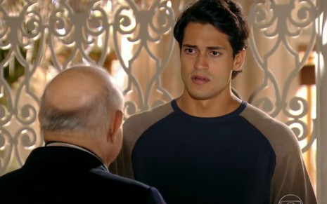 Hélio (Raphael Viana) fala com Dionísio (Sérgio Mamberti) em cena de Flor de Caribe