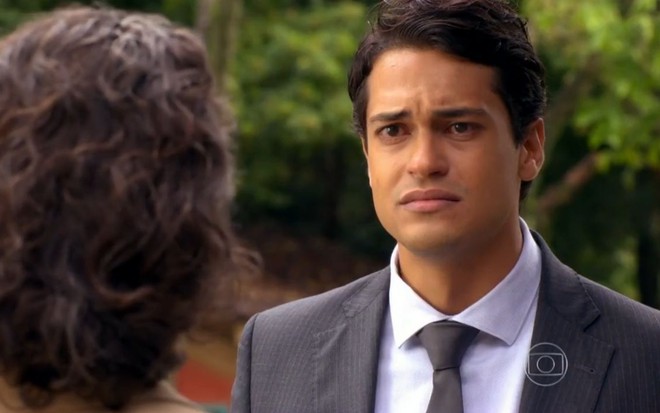 Hélio (Raphael Viana) chora em cena de Flor do Caribe