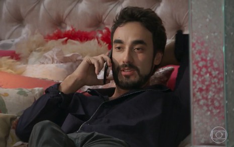 Leozinho (Gabriel Godoy) fala ao telefone em cena de Haja Coração