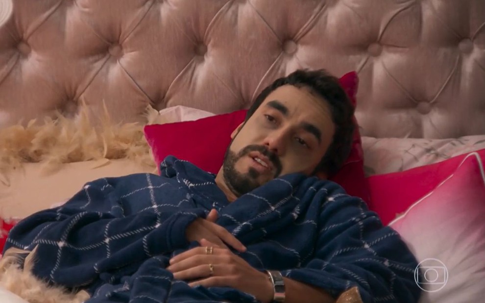Leozinho (Gabriel Godoy) deitado em uma cama em cena de Haja Coração