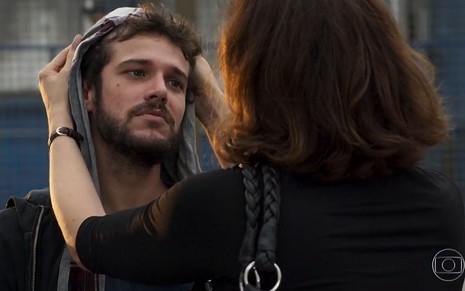 Giovanni (Jayme Matarazzo) é recebido pela mãe, Francesca (Marisa Orth), ao deixar a cadeia em cena de Haja Coração