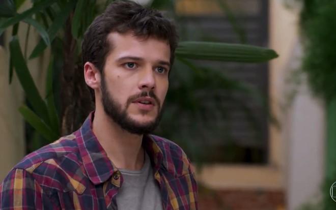 Giovanni (Jayme Matarazzo) com expressão séria em cena de Haja Coração