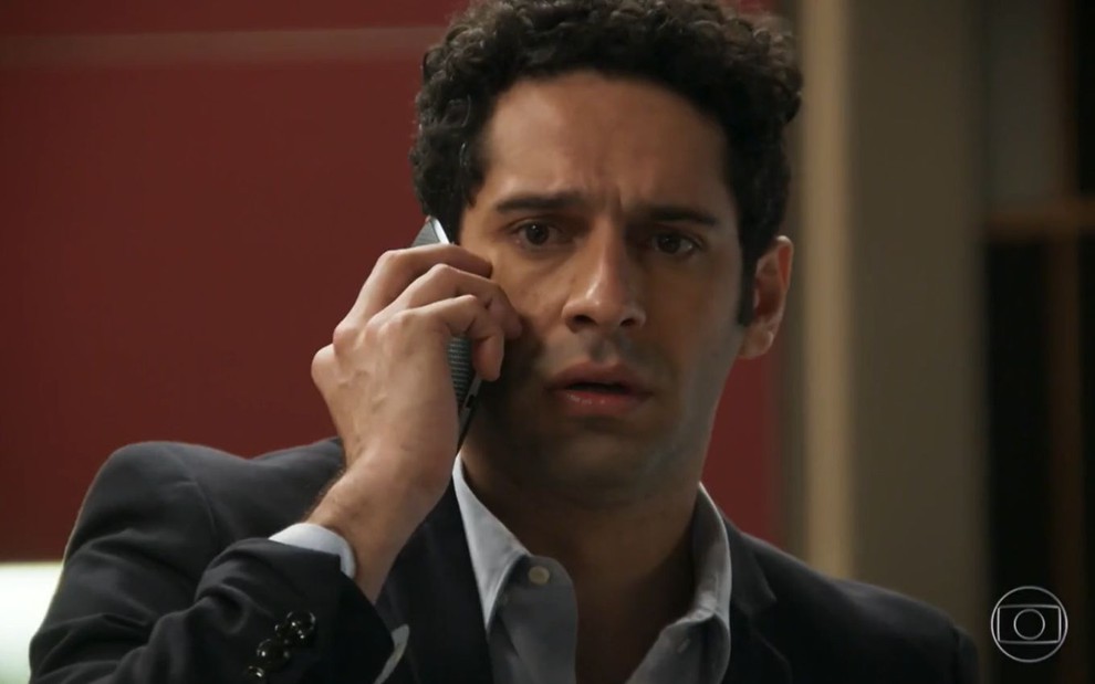 Beto (João Baldasserini) fala ao telefone em cena de Haja Coração