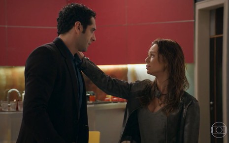 Beto (João Baldasserini) e Tancinha (Mariana Ximenes) em cena de Haja Coração