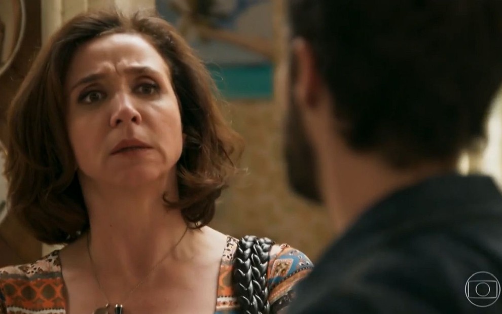Francesca (Marisa Orth) com expressão surpresa diante do filho em cena de Haja Coração