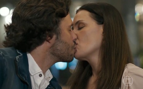 Henrique (Nando Rodrigues) beija Penélope (Carolina Ferraz) em Haja Coração