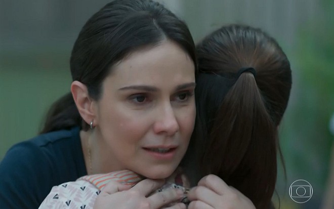 Josefina (Aline Fanju) se despede de Benê (Daphne Bozaski) antes da viagem em Malhação