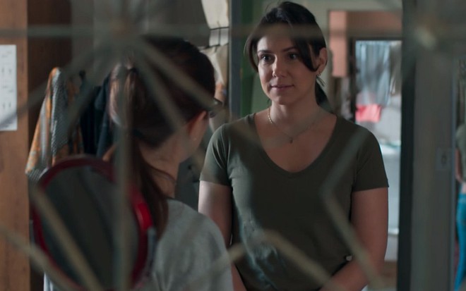 Josefina (Aline Fanju) conversa com Benê (Daphne Bozaski) em cena de Malhação