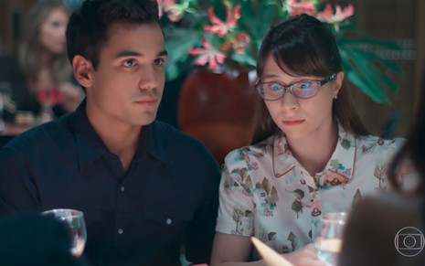 Guto (Bruno Gadiol) e Benê (Daphne Bozaski) em um restaurante em cena de Malhação