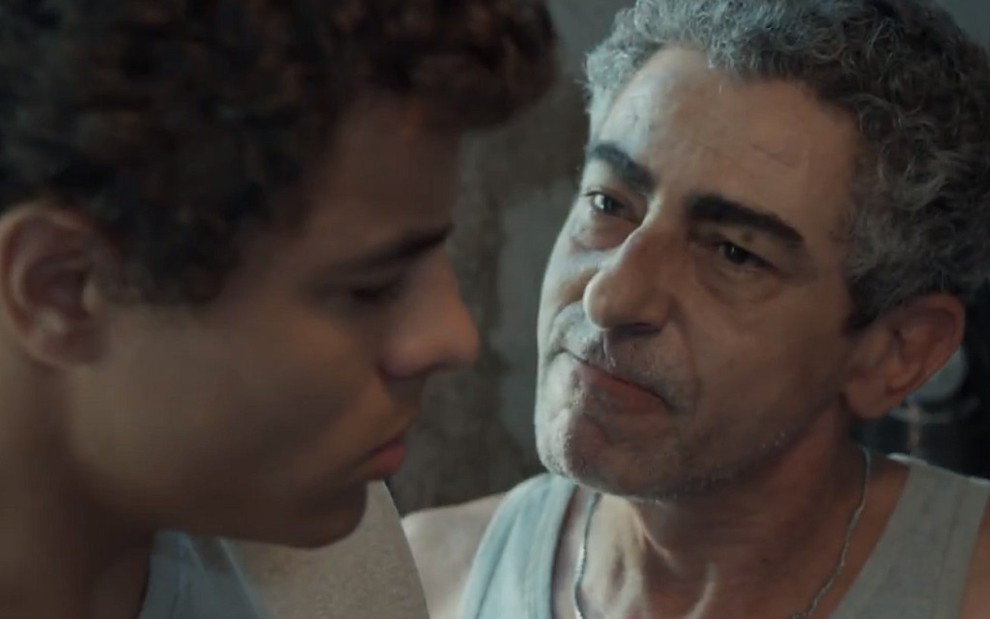Aldo (Claudio Jaborandy) e Tato (Matheus Abreu) se enfrentam em cena de Malhação