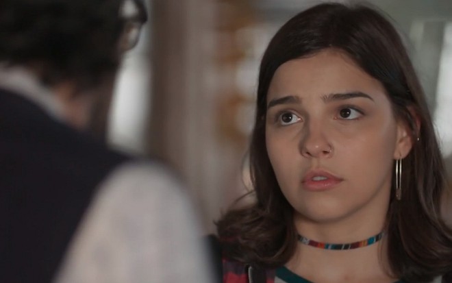 Keyla (Gabriela Medvedovski) com expressão tensa em cena de Malhação