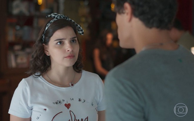 Keyla (Gabriela Medvedovski) diante de Tato (Matheus Abreu) em cena de Malhação