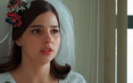 A atriz Gabriela Medvedovski vestida de noiva e assustada em cena de Malhação, novela em que interpreta Keyka