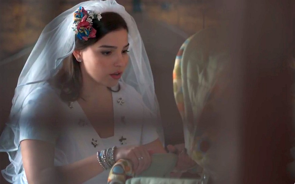 Keyla (Gabriela Medvedovski) vestida de noiva em cena de Malhação - Viva a Diferença