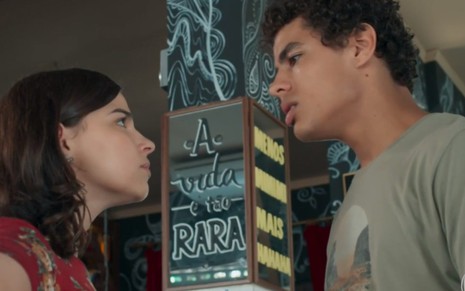 Keyla (Gabriela Medvedovski) e Tato (Matheus Abreu) brigam em cena de Malhação
