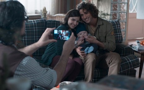 Keyla (Gabriela Medvedovski) e Deco (Pablo Morais) posam para foto com o bebê Tonico em cena de Malhação