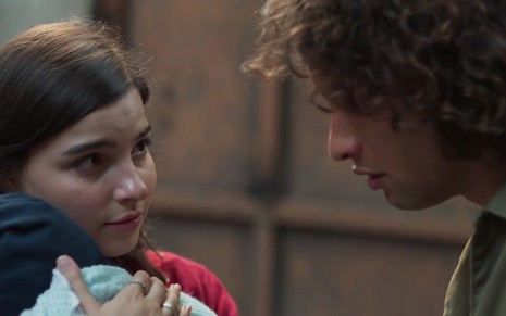 Keyla (Gabriela Medvedovski) apresenta Tonico para Deco (Pablo Morais) em cena de Malhação