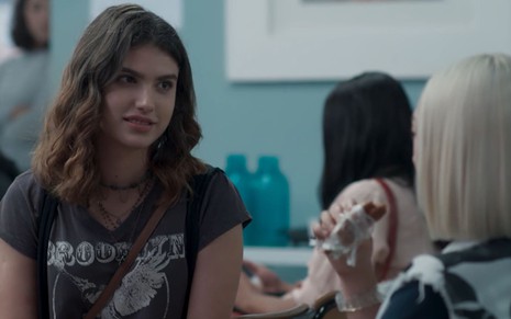 Samantha (Giovanna Grigio) em um corredor de hospital em cena de Malhação