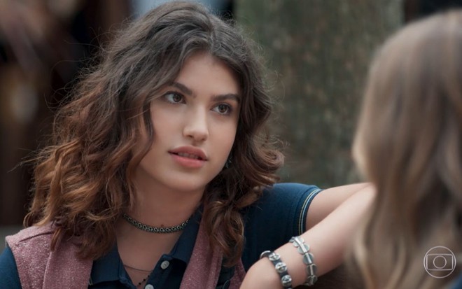 Samantha (Giovanna Grigio) conversa com (Isabella Scherer) em cena de Malhação - Viva a Diferença