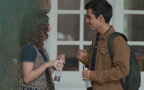Samantha (Giovanna Grigio) e Guto (Bruno Gadiol) conversam sorridentes em cena de Malhação
