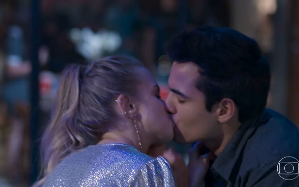 Clara (Isabella Scherer) e Guto (Bruno Gadiol) se beijam em cena de Malhação