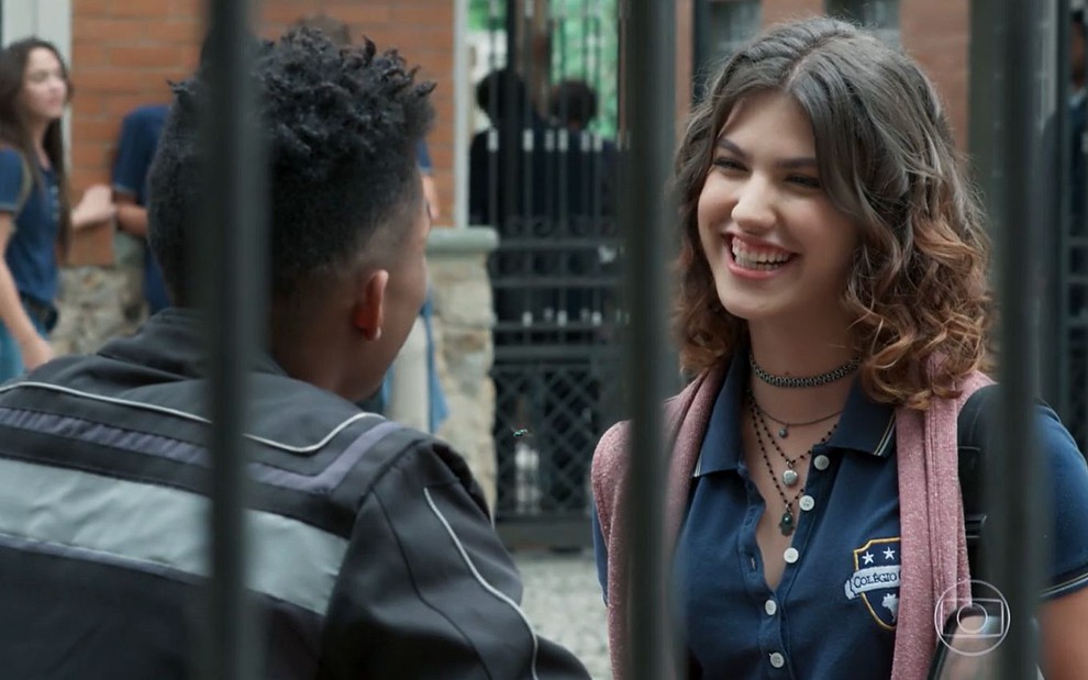 Anderson (Juan Paiva) diante de Samantha (Giovanna Grigio), que sorri, em cena de Malhação